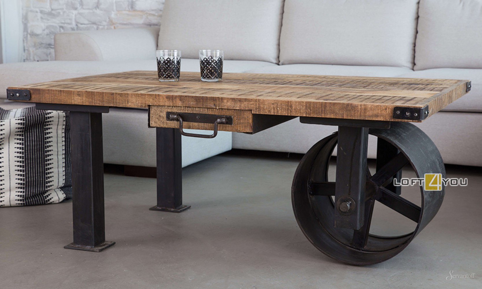 деревянный стол с металлом